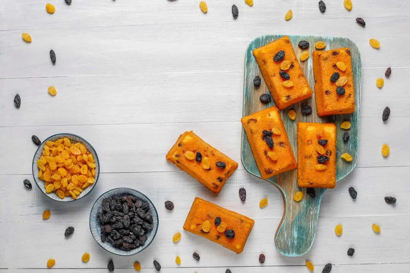 Köstliche hausgemachte kleine Obstkuchen, Rosinenkuchen, Draufsicht