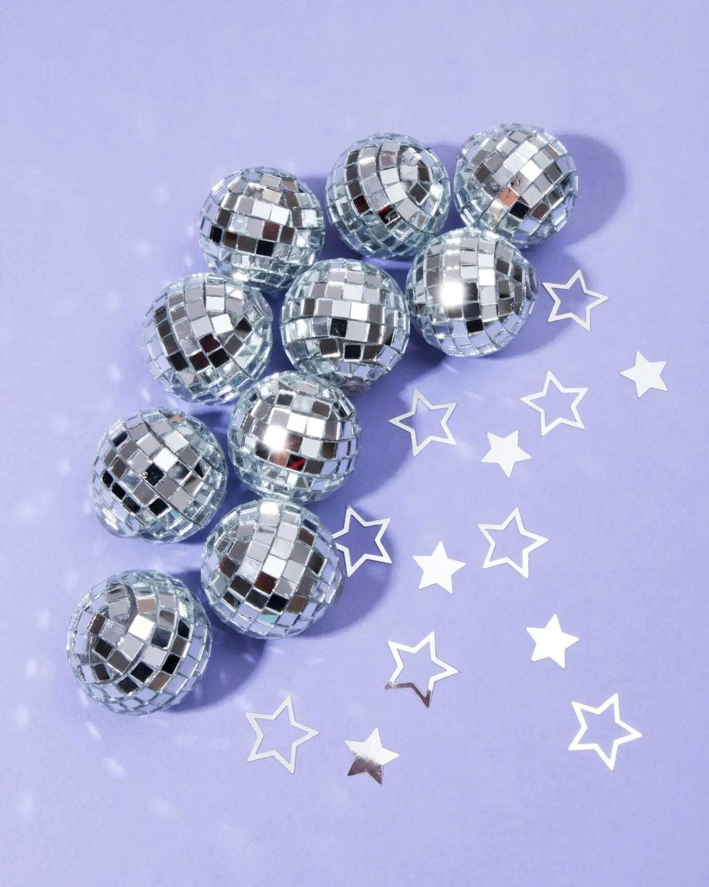 Stilllebenkomposition aus Miniatur-Discokugeln